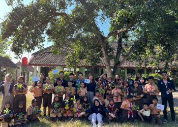 Siswa SDN 02 Kebonagung Praktek Tanam Sayur Bersama Mahasiswa MMD UB